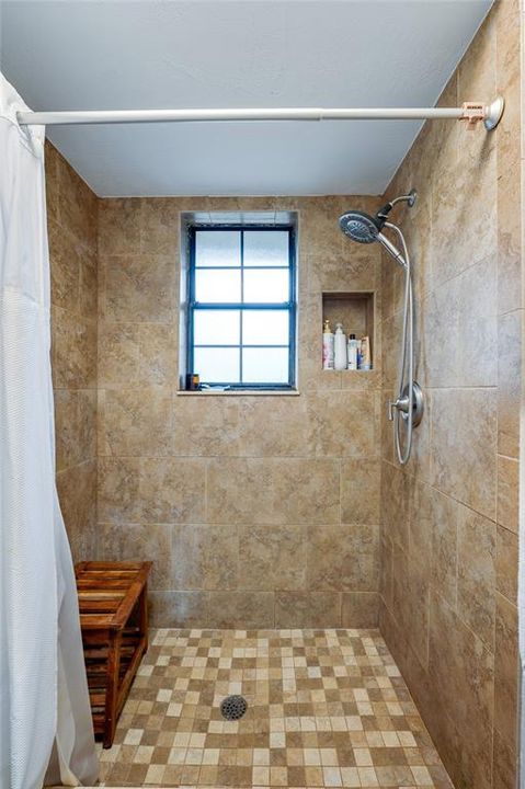 Activo con contrato: $330,000 (3 camas, 2 baños, 1692 Pies cuadrados)