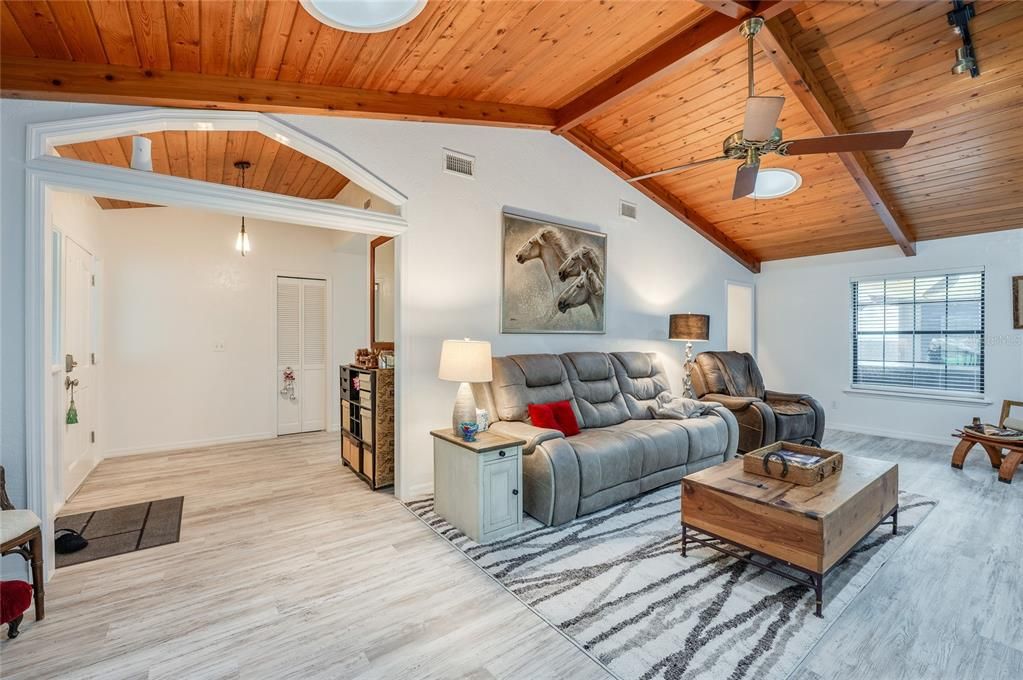 Activo con contrato: $330,000 (3 camas, 2 baños, 1692 Pies cuadrados)