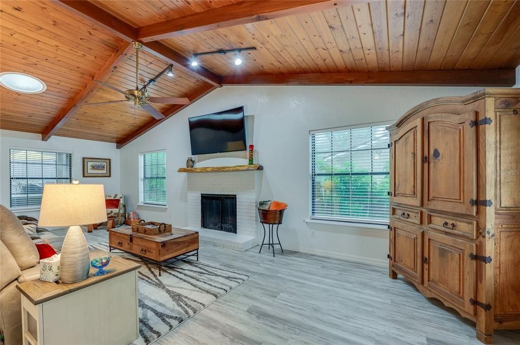 Activo con contrato: $330,000 (3 camas, 2 baños, 1692 Pies cuadrados)