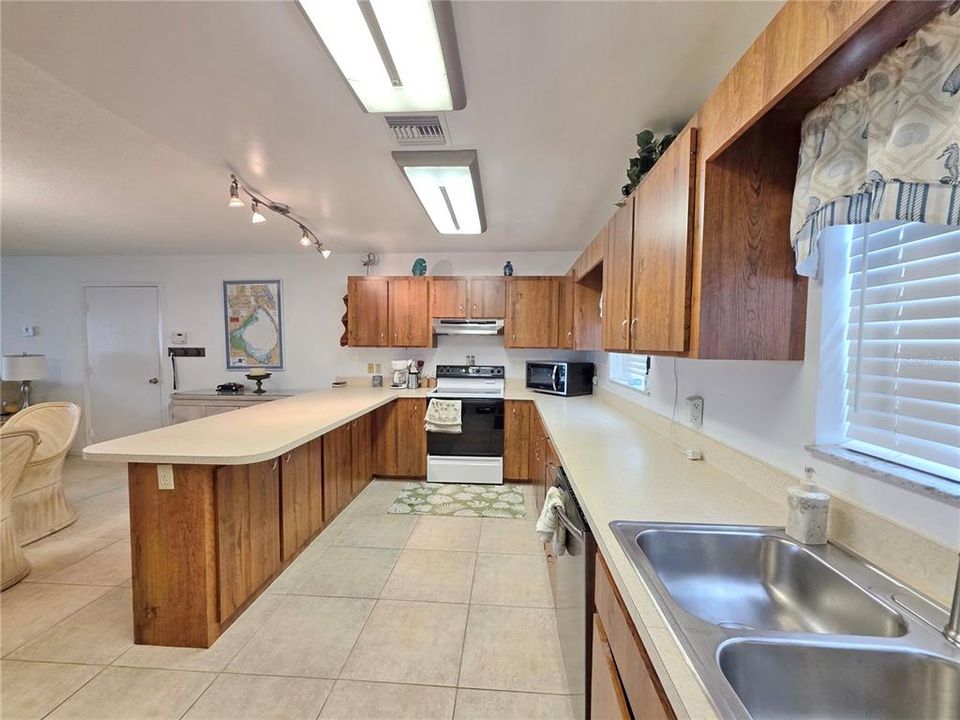 For Sale: $399,900 (2 beds, 2 baths, 1408 Square Feet)