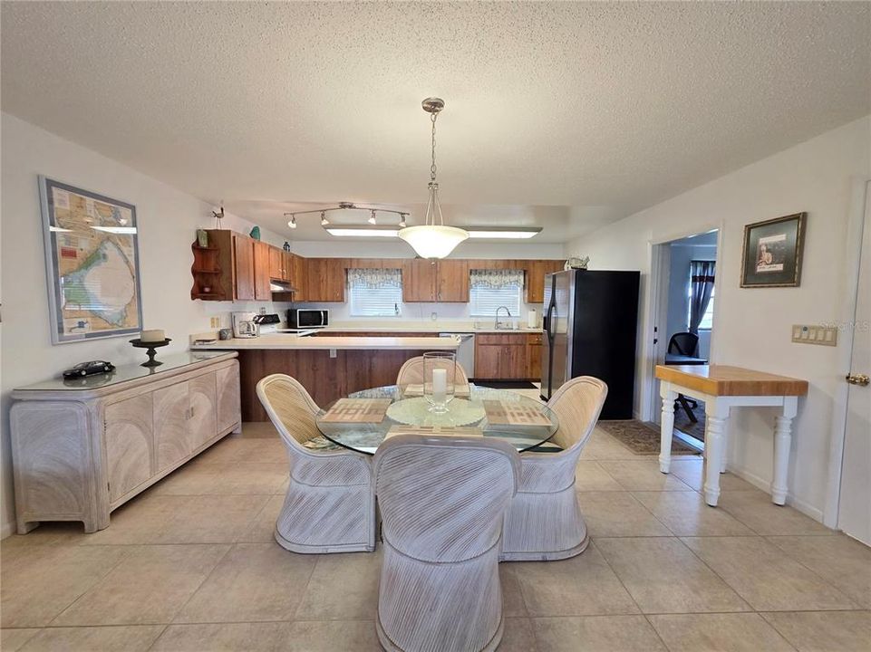For Sale: $399,900 (2 beds, 2 baths, 1408 Square Feet)