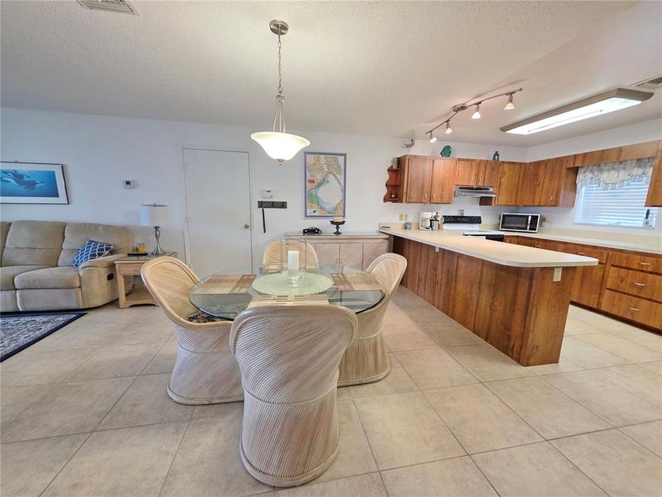 For Sale: $399,900 (2 beds, 2 baths, 1408 Square Feet)