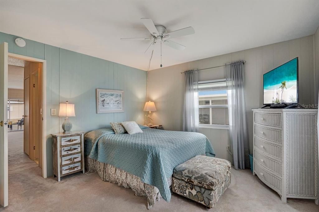 合同活跃: $159,900 (2 贝兹, 2 浴室, 960 平方英尺)