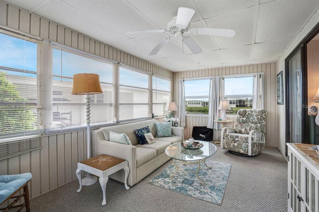 合同活跃: $159,900 (2 贝兹, 2 浴室, 960 平方英尺)