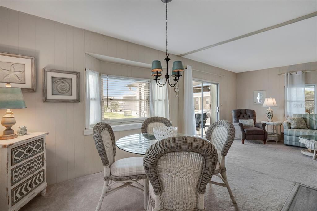 合同活跃: $159,900 (2 贝兹, 2 浴室, 960 平方英尺)