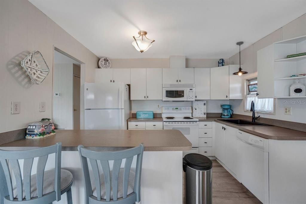 合同活跃: $159,900 (2 贝兹, 2 浴室, 960 平方英尺)