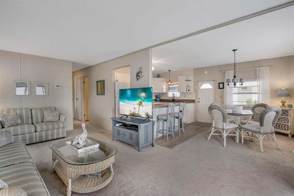 合同活跃: $159,900 (2 贝兹, 2 浴室, 960 平方英尺)