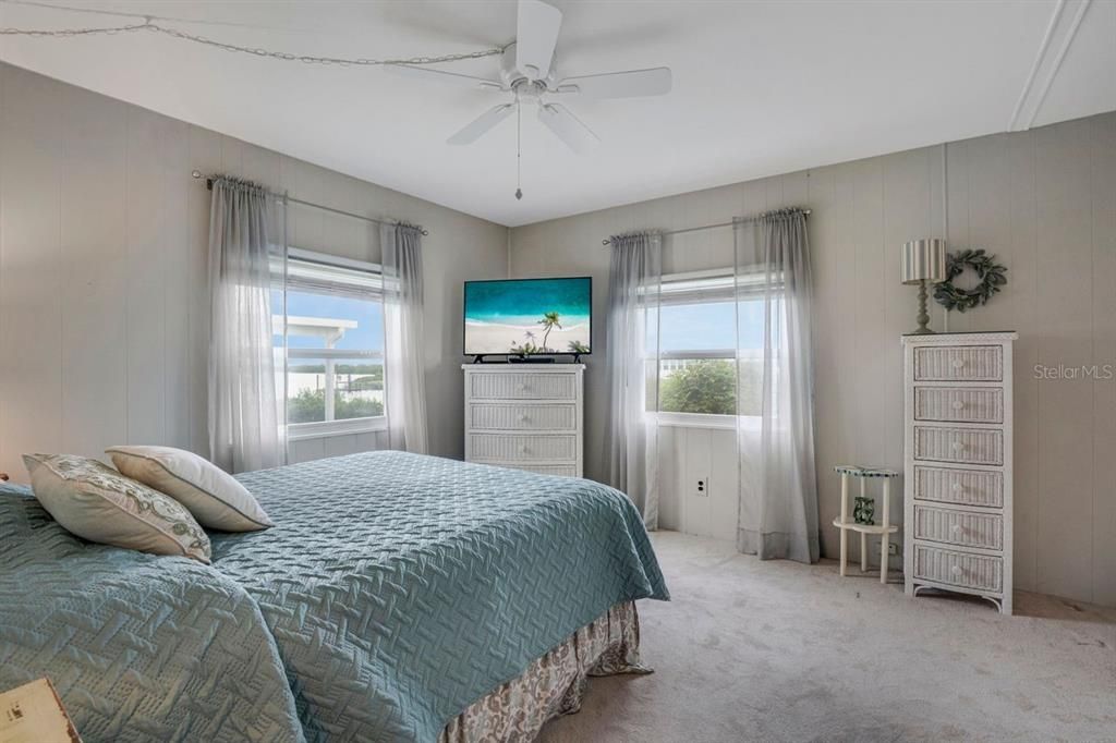 合同活跃: $159,900 (2 贝兹, 2 浴室, 960 平方英尺)