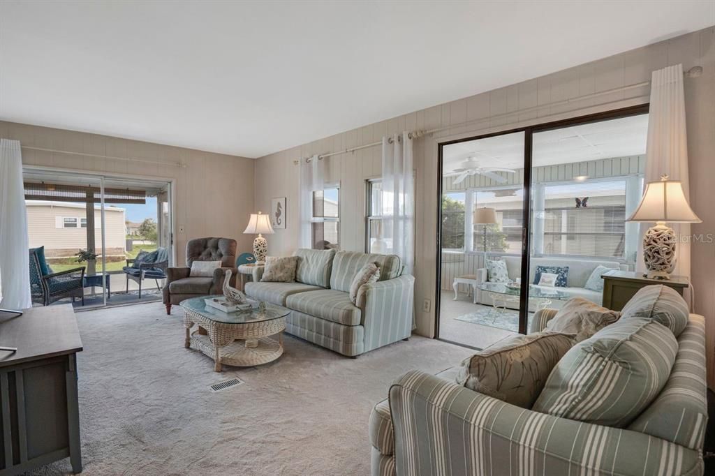 合同活跃: $159,900 (2 贝兹, 2 浴室, 960 平方英尺)