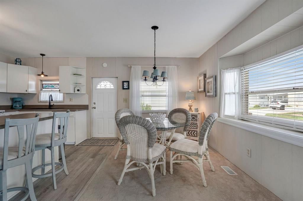 合同活跃: $159,900 (2 贝兹, 2 浴室, 960 平方英尺)