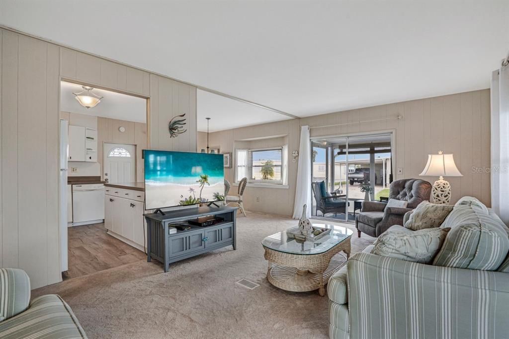 合同活跃: $159,900 (2 贝兹, 2 浴室, 960 平方英尺)