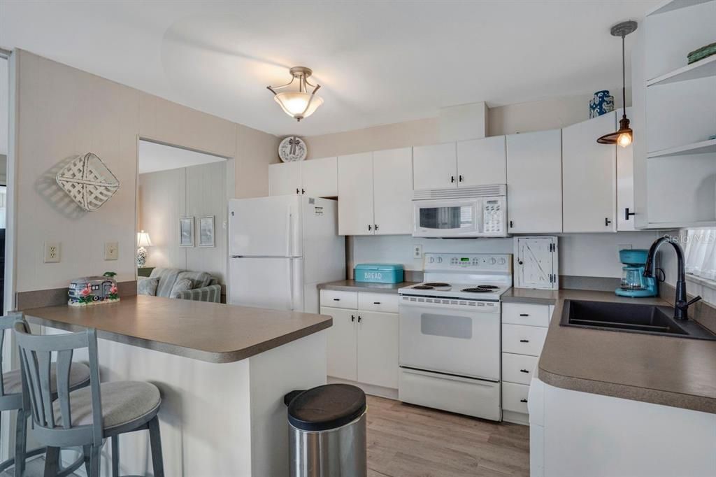 合同活跃: $159,900 (2 贝兹, 2 浴室, 960 平方英尺)