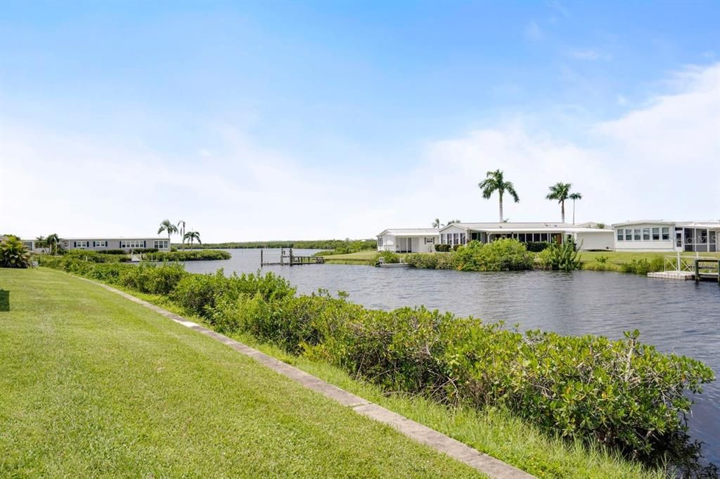 合同活跃: $159,900 (2 贝兹, 2 浴室, 960 平方英尺)