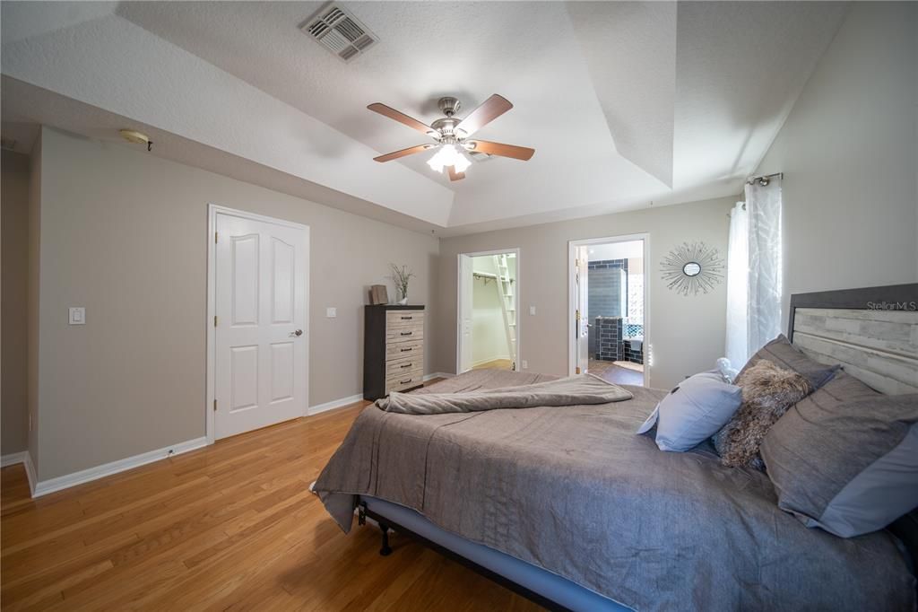 合同活跃: $899,000 (3 贝兹, 3 浴室, 2546 平方英尺)