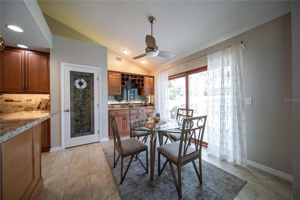 合同活跃: $899,000 (3 贝兹, 3 浴室, 2546 平方英尺)