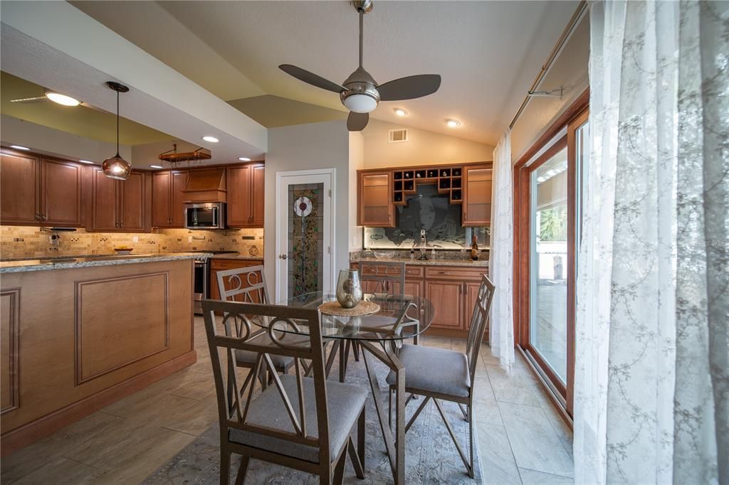 合同活跃: $899,000 (3 贝兹, 3 浴室, 2546 平方英尺)