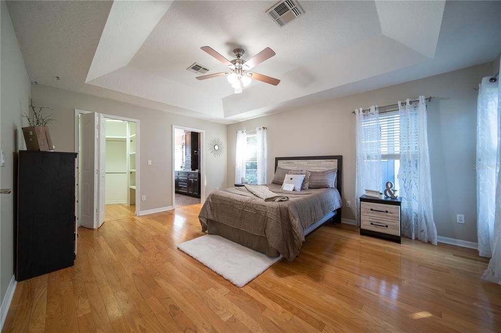 合同活跃: $899,000 (3 贝兹, 3 浴室, 2546 平方英尺)