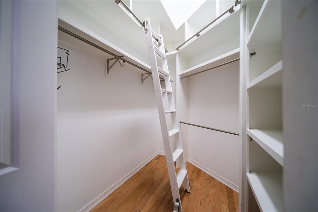 合同活跃: $899,000 (3 贝兹, 3 浴室, 2546 平方英尺)