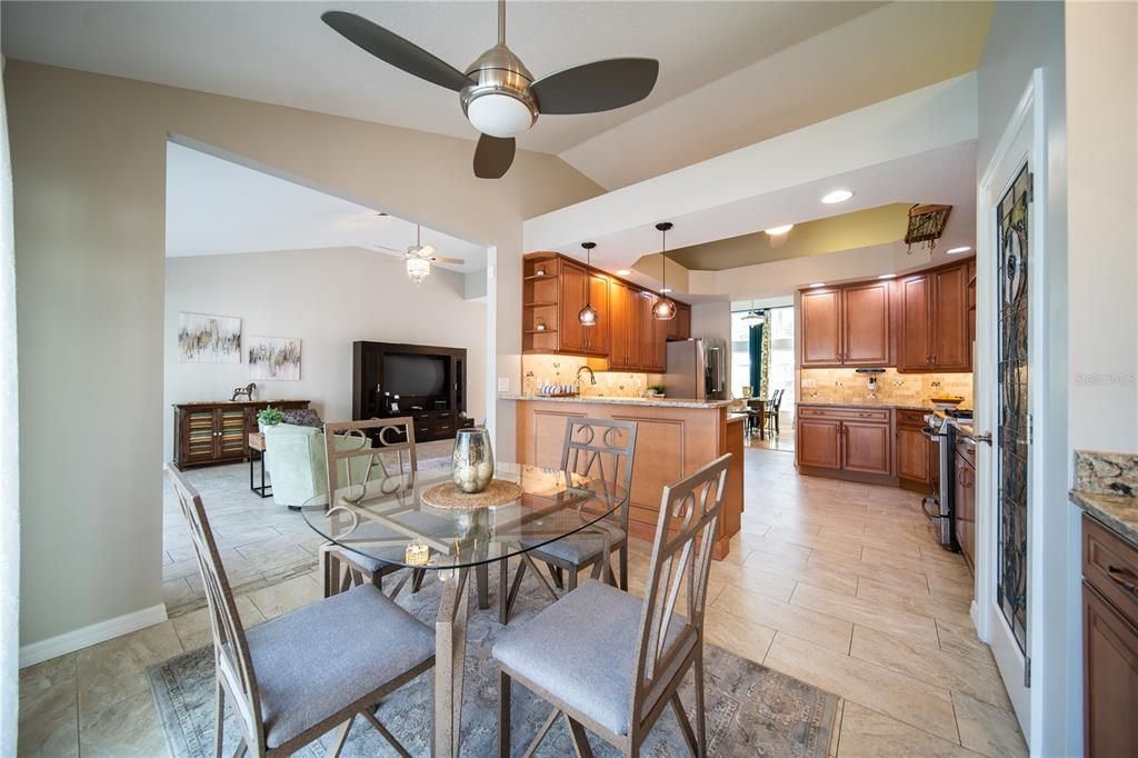 合同活跃: $899,000 (3 贝兹, 3 浴室, 2546 平方英尺)