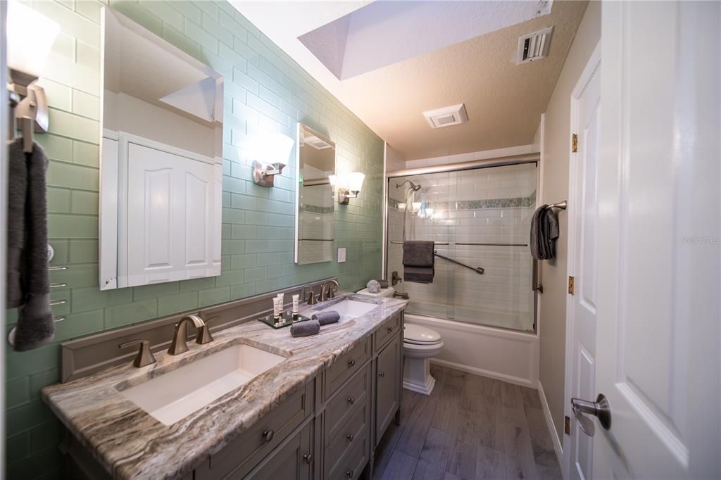 合同活跃: $899,000 (3 贝兹, 3 浴室, 2546 平方英尺)