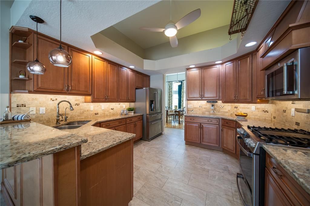 合同活跃: $899,000 (3 贝兹, 3 浴室, 2546 平方英尺)