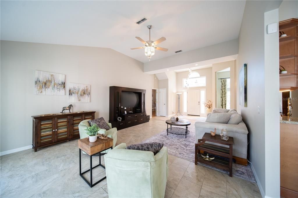 合同活跃: $899,000 (3 贝兹, 3 浴室, 2546 平方英尺)