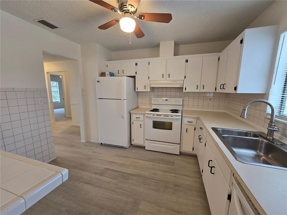 Active With Contract: $1,950 (2 beds, 2 baths, 1410 Square Feet)