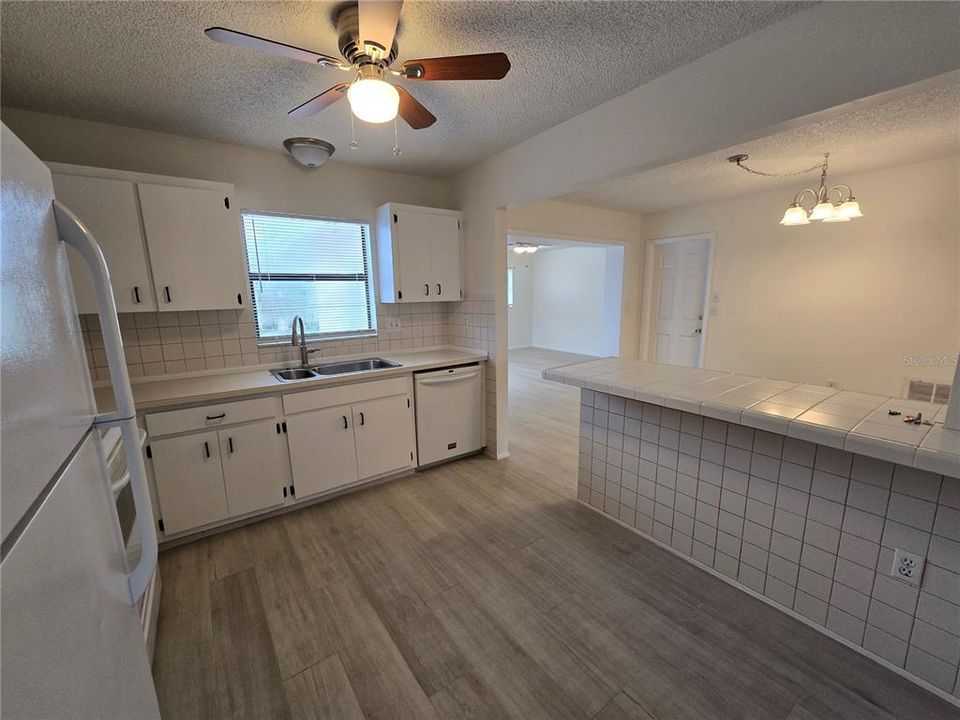 Active With Contract: $1,950 (2 beds, 2 baths, 1410 Square Feet)