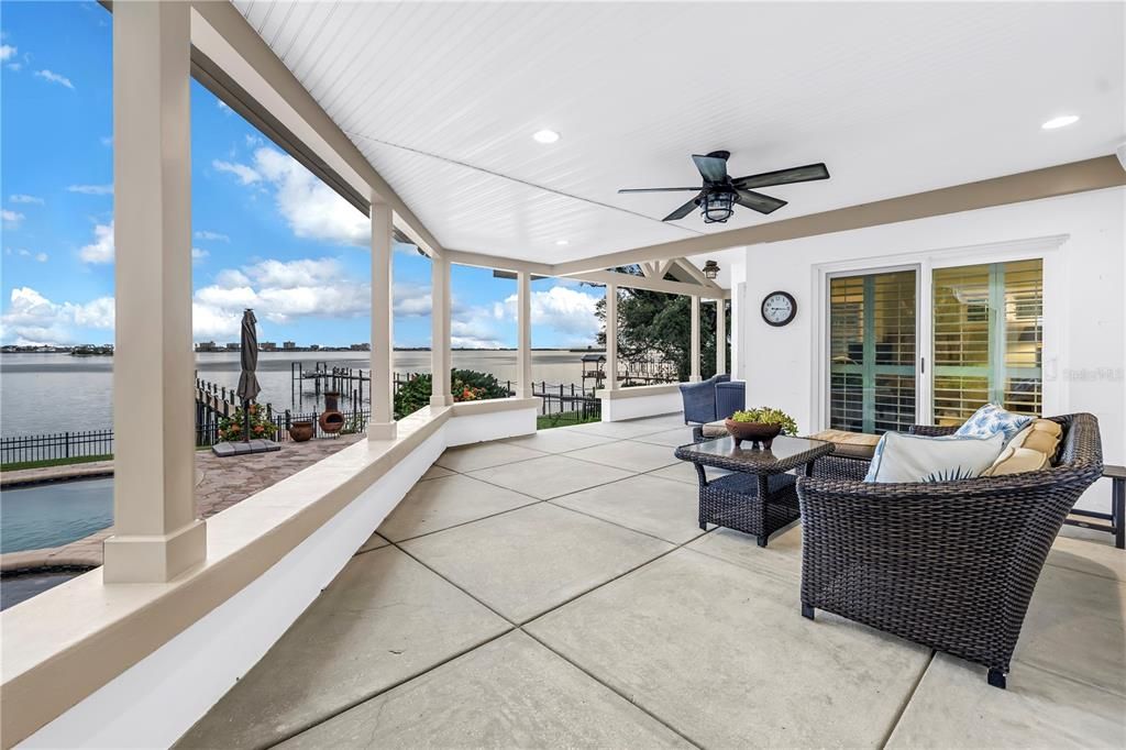 合同活跃: $1,875,000 (3 贝兹, 3 浴室, 2381 平方英尺)