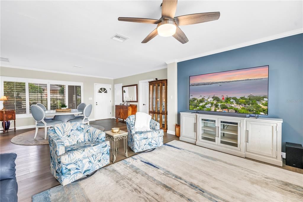 合同活跃: $1,875,000 (3 贝兹, 3 浴室, 2381 平方英尺)