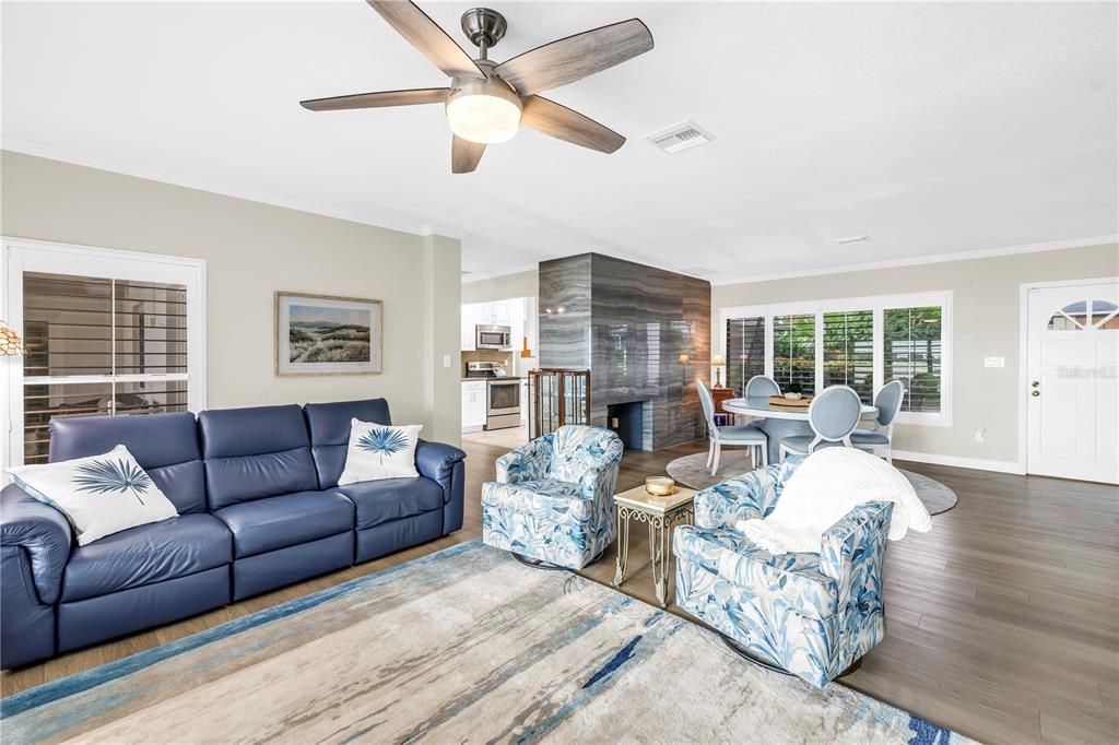 合同活跃: $1,875,000 (3 贝兹, 3 浴室, 2381 平方英尺)