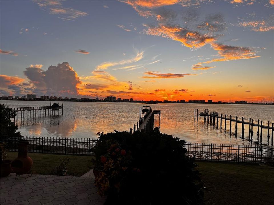 合同活跃: $1,875,000 (3 贝兹, 3 浴室, 2381 平方英尺)