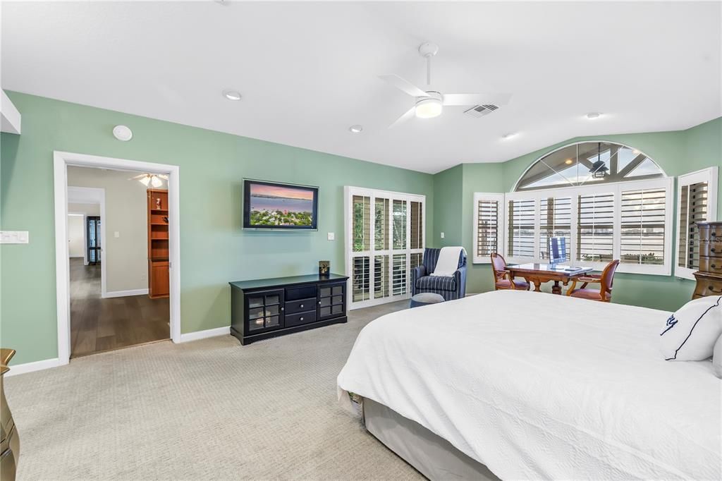 合同活跃: $1,875,000 (3 贝兹, 3 浴室, 2381 平方英尺)