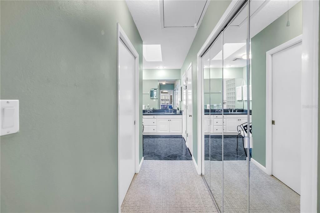 合同活跃: $1,875,000 (3 贝兹, 3 浴室, 2381 平方英尺)