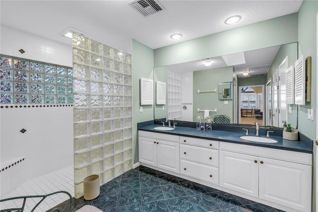 合同活跃: $1,875,000 (3 贝兹, 3 浴室, 2381 平方英尺)