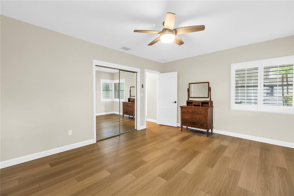 合同活跃: $1,875,000 (3 贝兹, 3 浴室, 2381 平方英尺)