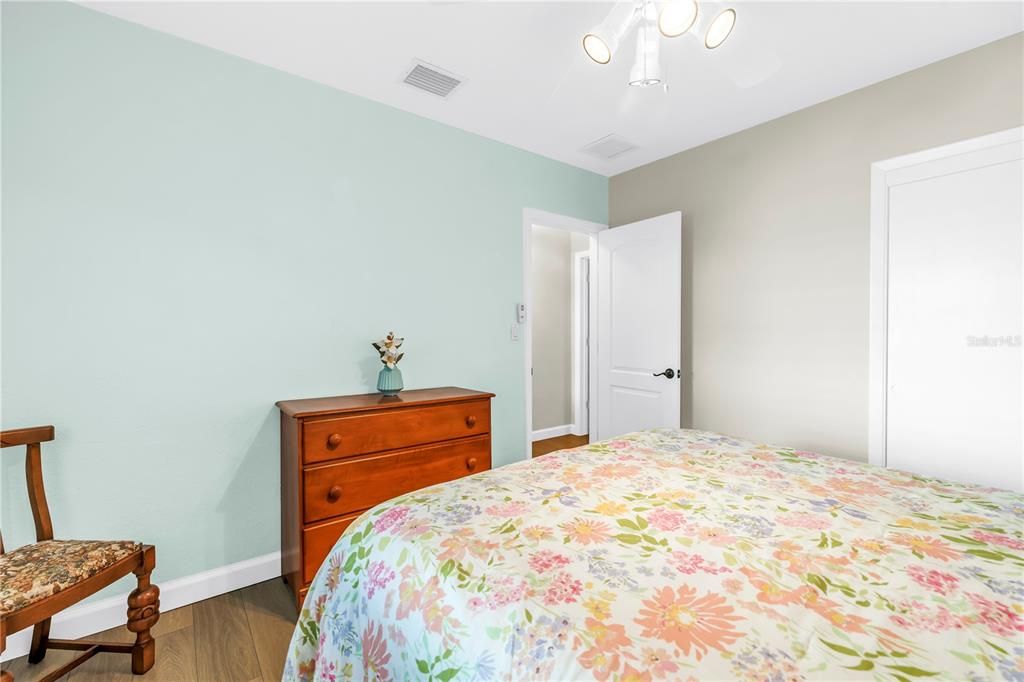 合同活跃: $1,875,000 (3 贝兹, 3 浴室, 2381 平方英尺)