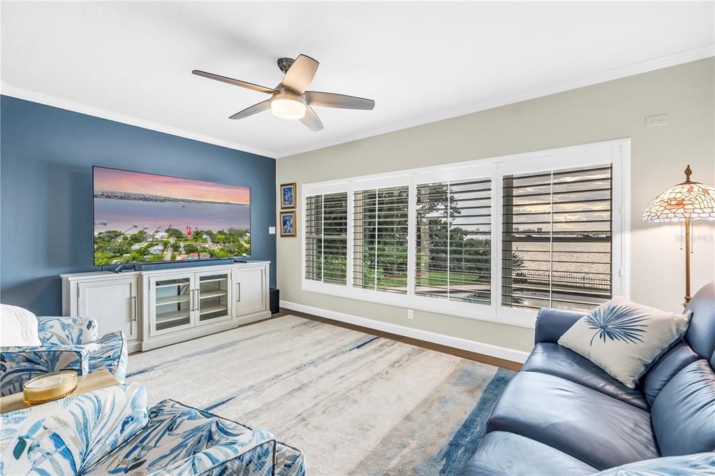 合同活跃: $1,875,000 (3 贝兹, 3 浴室, 2381 平方英尺)