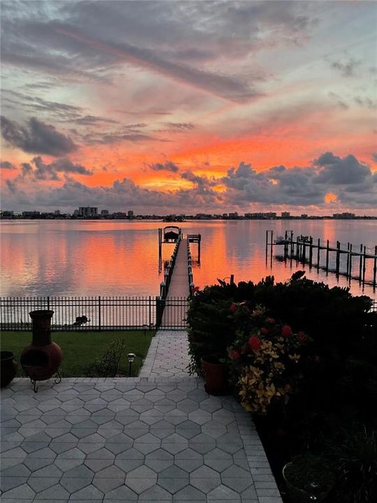 合同活跃: $1,875,000 (3 贝兹, 3 浴室, 2381 平方英尺)