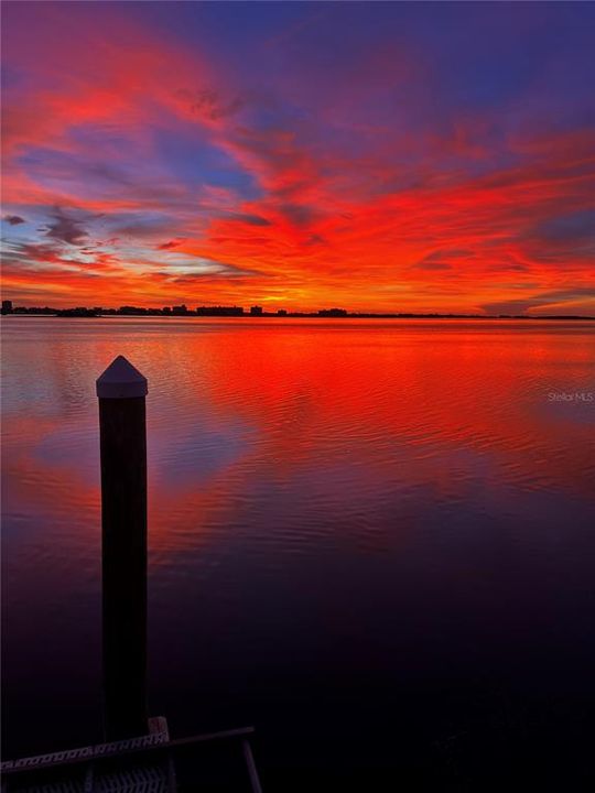 合同活跃: $1,875,000 (3 贝兹, 3 浴室, 2381 平方英尺)