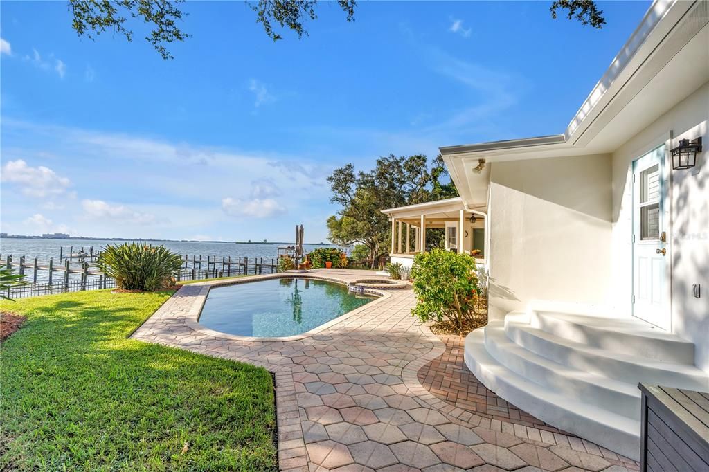 合同活跃: $1,875,000 (3 贝兹, 3 浴室, 2381 平方英尺)