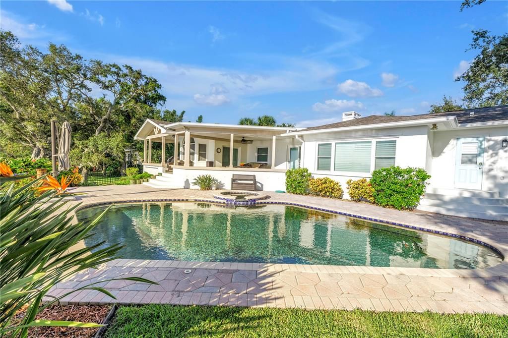 合同活跃: $1,875,000 (3 贝兹, 3 浴室, 2381 平方英尺)