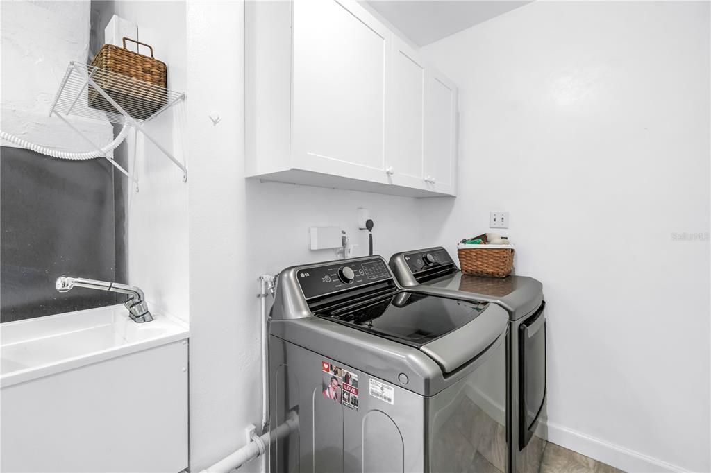 合同活跃: $1,875,000 (3 贝兹, 3 浴室, 2381 平方英尺)