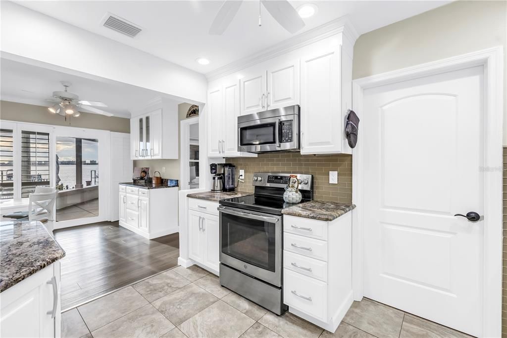 合同活跃: $1,875,000 (3 贝兹, 3 浴室, 2381 平方英尺)