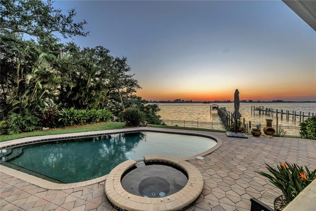 合同活跃: $1,875,000 (3 贝兹, 3 浴室, 2381 平方英尺)