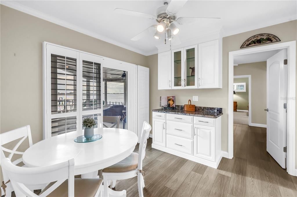 合同活跃: $1,875,000 (3 贝兹, 3 浴室, 2381 平方英尺)