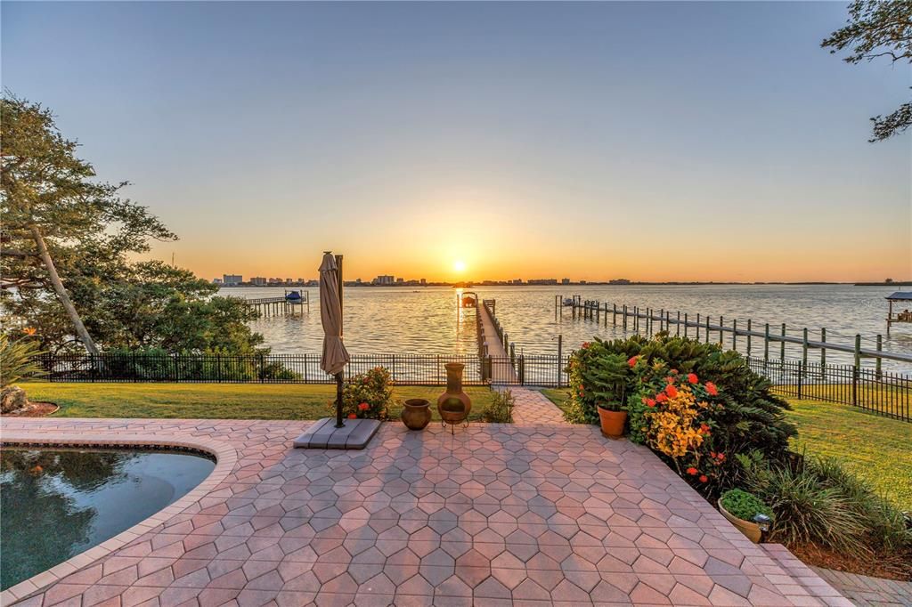 合同活跃: $1,875,000 (3 贝兹, 3 浴室, 2381 平方英尺)