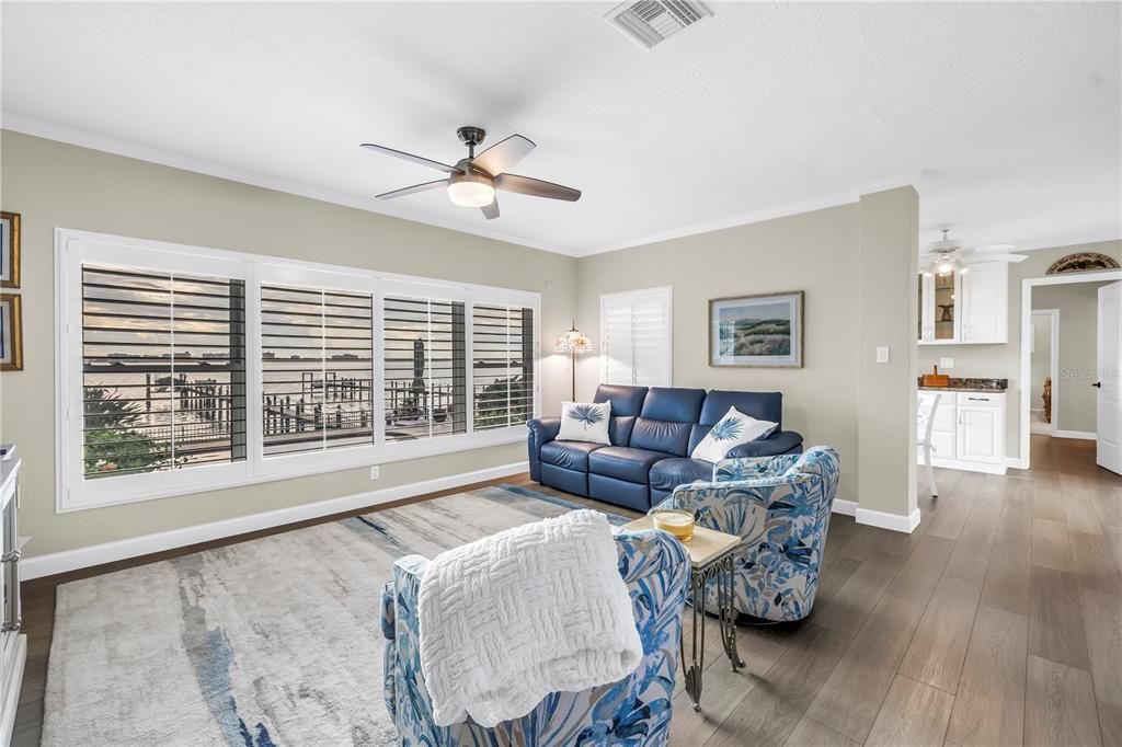 合同活跃: $1,875,000 (3 贝兹, 3 浴室, 2381 平方英尺)