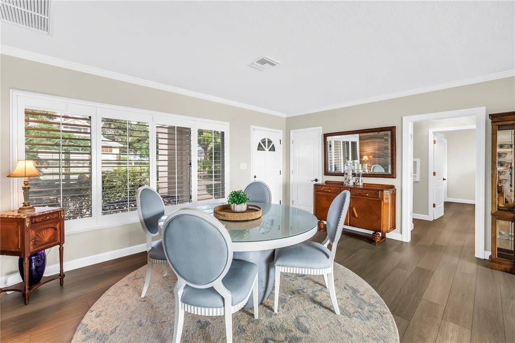 合同活跃: $1,875,000 (3 贝兹, 3 浴室, 2381 平方英尺)