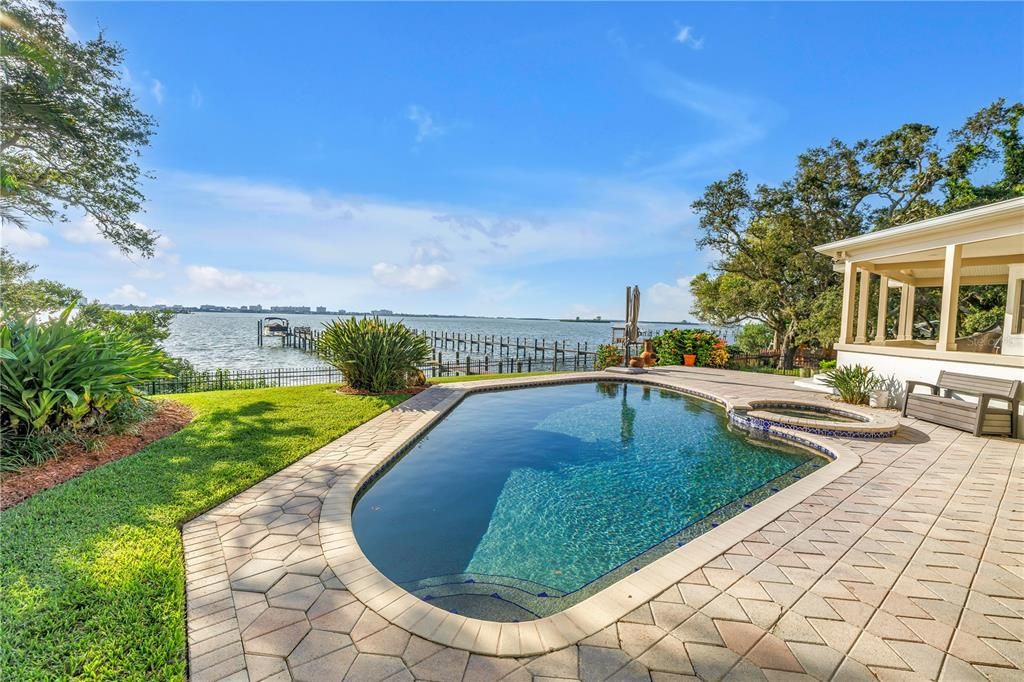 合同活跃: $1,875,000 (3 贝兹, 3 浴室, 2381 平方英尺)